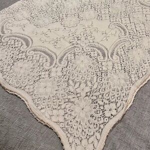 Elegant Vintage Quaker Cream Lace Tablecloth
